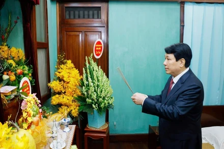 Chủ tịch nước Lương Cường đã thắp nén hương thơm, thành kính tưởng nhớ công lao trời biển của Chủ tịch Hồ Chí Minh. (Ảnh: Lâm Khánh//TTXVN)