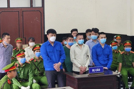 Các bị cáo tại phiên tòa sáng 19/6.