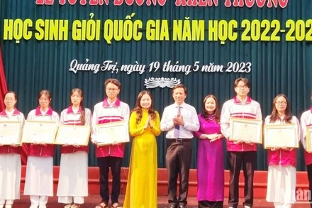 Phó Chủ tịch Ủy ban nhân dân tỉnh Quảng Trị Hoàng Nam trao Bằng khen cho các học sinh đạt giải Nhì. 