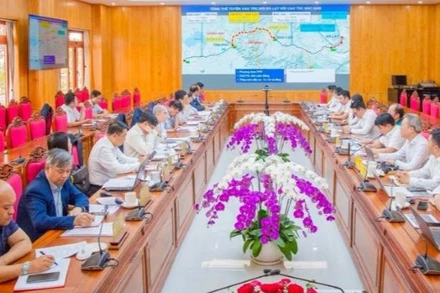 Đại diện Tập đoàn Đèo Cả cam kết sẽ góp vốn hơn 1.740 tỷ đồng để triển khai dự án đường cao tốc Tân Phú-Bảo Lộc.