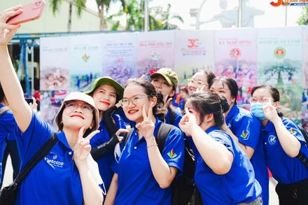 Các chiến sĩ mùa hè xanh tham gia các hoạt động nhân kỷ niệm 30 chiến dịch Mùa hè xanh. (Ảnh: TĐ)