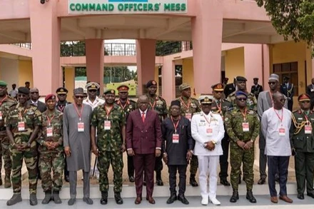 Các đại biểu chụp ảnh chung tại Hội nghị bất thường của ECOWAS ở Accra, Ghana, ngày 17/8/2023. (Ảnh: AFP/TTXVN)