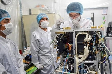 Các kỹ sư của Việt Nam tham gia chế tạo vệ tinh. (Ảnh: VNSC)