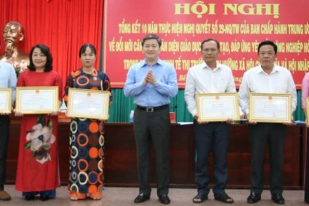 Bí thư Tỉnh ủy Bến Tre Lê Đức Thọ trao Bằng khen cho các tập thể có thành tích xuất sắc qua 10 năm thực hiện Nghị quyết số 29.