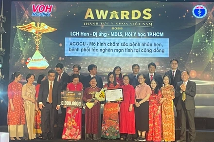 Trưởng Ban Tổ chức Thành ủy Thành phố Hồ Chí Minh Nguyễn Phước Lộc trao giải thưởng Thành tựu y khoa Việt Nam cho Mô hình chăm sóc bệnh nhân hen, bệnh phổi tắc nghẽn mạn tính tại cộng đồng.