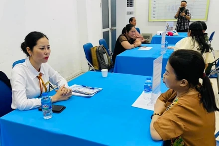 Tư vấn thông tin việc làm cho người lao động tại chương trình.