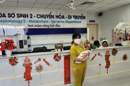 Bệnh nhi được xuất viện trong sự vui mừng của gia đình cùng toàn thể lãnh đạo và nhân viên Bệnh viện Nhi Đồng 1.