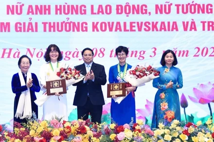 Thủ tướng Phạm Minh Chính trao Giải thưởng Kovalevskaia năm 2024 tặng PGS, TS Nguyễn Minh Tân và PGS, TS Đặng Thị Mỹ Dung, tại Trụ sở Chính phủ, ngày 8/3/2025. (Ảnh: TRẦN HẢI) 