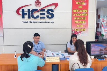 Lao động tìm hiểu thông tin tại Trung tâm dịch vụ việc làm Hà Nội. (Ảnh: HCES)
