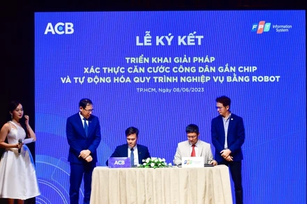 Lãnh đạo Ngân hàng ACB và Công ty FPT IS ký kết hợp tác triển khai các giải pháp số hoá quy trình hoạt động. (Ảnh CTV)