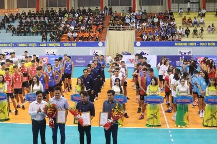 Các đoàn vận động viên tham dự Giải bóng chuyền hạng A quốc gia tại Lễ khai mạc.