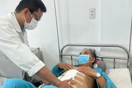 Bác sĩ thăm khám sức khỏe cho bệnh nhân sau phẫu thuật. (Ảnh: Bệnh viện Đà Nẵng cung cấp)