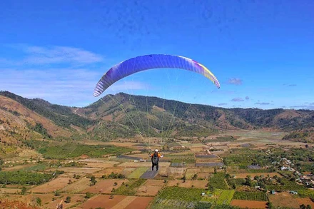 Lần đầu tiên, du khách được trải nghiệm dù lượn tại Lễ hội hoa dã quỳ-núi lửa Chư Đăng Ya.