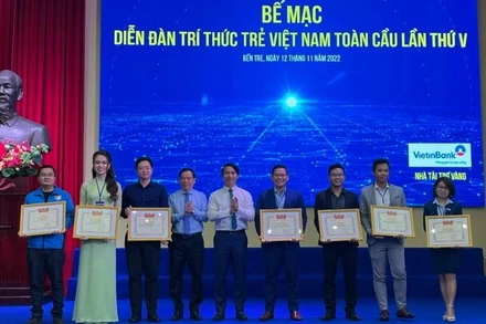Ban Tổ chức tặng Bằng khen cho các cá nhân có thành tích xuất sắc trong công tác tổ chức Diễn đàn Trí thức trẻ Việt Nam toàn cầu lần thứ V.