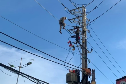 Công nhân Điện lực Điện Biên thực hiện cải tạo đường dây 22KV.