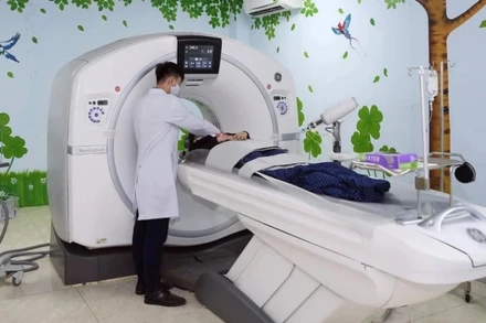 Máy chụp CT 128 dãy phục vụ bệnh nhân tại Bệnh viện đa khoa Hà Đông, Hà Nội. (Ảnh: nhandan.vn)