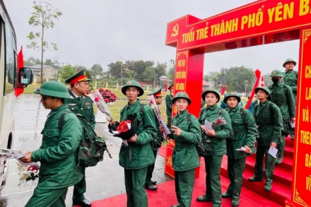 Tuổi trẻ thành phố nô nức lên đường làm nghĩa vụ quân sự tại ngũ. (Ảnh: THANH SƠN)