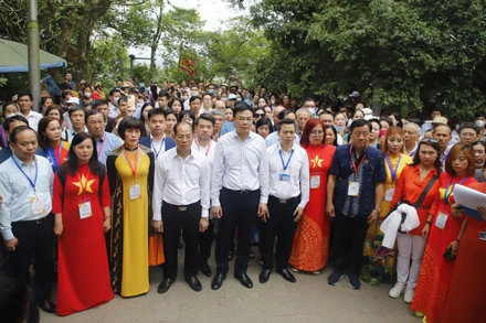 Thứ trưởng Ngoại giao Phạm Quang Hiệu và các kiều bào tiêu biểu báo công trước anh linh các Vua Hùng.