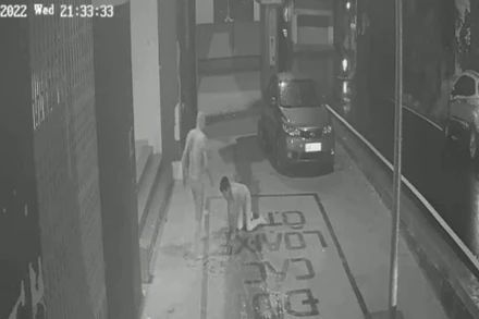 Luân bắt con trai quỳ trước chung cư. (Ảnh cắt từ video)