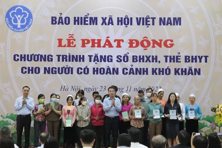 Tổng Giám đốc Nguyễn Thế Mạnh và Phó Chủ tịch chuyên trách Hội đồng quản lý Bảo hiểm xã hội Việt Nam Nguyễn Văn Cường trao sổ bảo hiểm xã hội và thẻ bảo hiểm y tế tặng người dân có hoàn cảnh khó khăn tại điểm cầu Bảo hiểm xã hội Việt Nam.