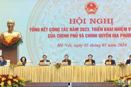 Các đồng chí Ủy viên Bộ Chính trị: Chủ tịch nước Võ Văn Thưởng, Thủ tướng Chính phủ Phạm Minh Chính, Chủ tịch Quốc hội Vương Đình Huệ, Thường trực Ban Bí thư, Trưởng Ban Tổ chức Trung ương Trương Thị Mai và các đồng chí phó Thủ tướng Chính phủ dự Hội nghị.