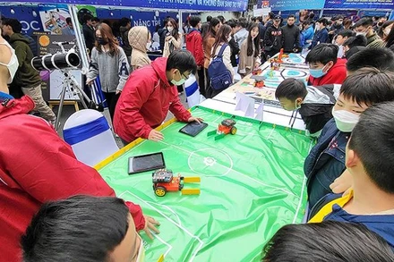 Đông đảo sinh viên, học sinh đến với Ngày hội trải nghiệm và Không gian sáng tạo trẻ.