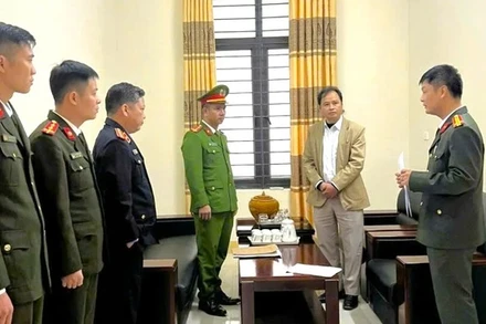 Cơ quan chức năng công bố quyết định khởi tố, bắt tạm giam đối với ông Đinh Văn Hải. (Ảnh: CSCC)