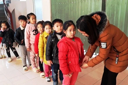 Các cô giáo ở Sa Pa chuẩn bị áo ấm cho học sinh.