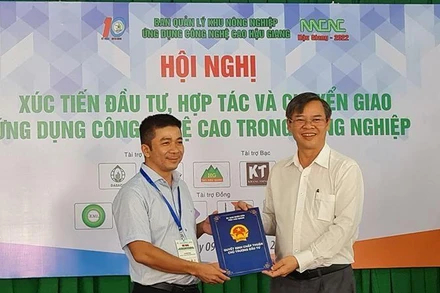 Lãnh đạo Ủy ban nhân dân tỉnh Hậu Giang trao Quyết định chấp thuận chủ trương đầu tư cho Công ty trách nhiệm hữu hạn Dasaco Hậu Giang.