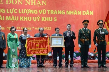 Ban Tài mậu Khu ủy Khu 5 đón nhận danh hiệu Anh hùng Lực lượng vũ trang nhân dân.