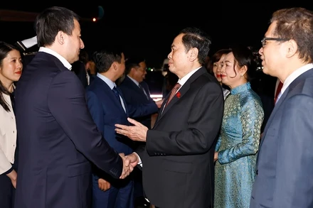 Chủ tịch Quốc hội Trần Thanh Mẫn và Phu nhân, Phó Thủ tướng Chính phủ Cộng hòa Uzbekistan Khodjayev Jamshid Abdukhakimovich và đại biểu. (Ảnh: Doãn Tấn/TTXVN)