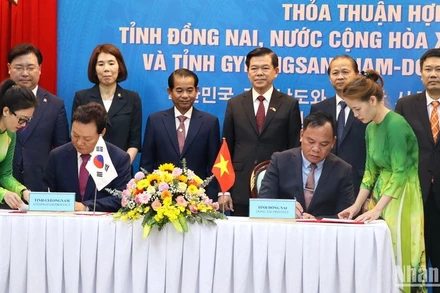 Quyền Chủ tịch Ủy ban nhân dân tỉnh Đồng Nai Võ Tấn Đức và Thống đốc tỉnh Gyeongnam Park Wan Soo đã ký kết bản thỏa thuận hợp tác giữa chính quyền hai bên.