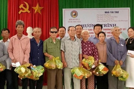 Tặng quà cho gia đình thương binh liệt sĩ xã Xuân Quang 1, huyện Đồng Xuân, Phú Yên.