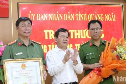 Chủ tịch Ủy ban nhân dân tỉnh Quảng Ngãi Đặng Văn Minh trao Bằng khen cho lãnh đạo Công an tỉnh Quảng Ngãi. 
