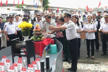 Lễ tưởng niệm, tri ân các Anh hùng, liệt sĩ Gạc Ma tại Đà Nẵng, sáng 14/3.