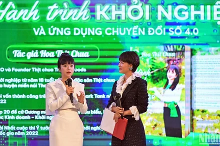 Chị Nguyễn Thị Thu Hoa (bên trái) chia sẻ về hành trình khởi nghiệp của chính mình.