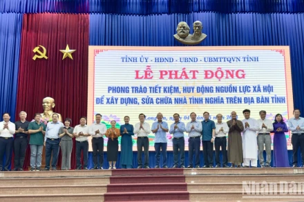 Nguyên lãnh đạo Trung ương, lãnh đạo tỉnh Long An cùng nhà tài trợ dự lễ phát động.