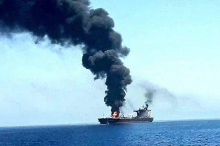 Tàu chở hàng bị lực lượng Houthi tấn công ngoài khơi Hodeidah, Yemen. (Ảnh: IRNA/TTXVN)