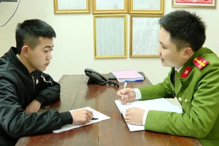 Đối tượng đang khai báo tại cơ quan Cảnh sát điều tra, Công an tỉnh Ninh Bình.