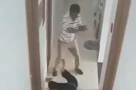 Người đàn ông cầm cây gỗ đánh liên tục vào người phụ nữ trong một khách sạn trên địa phường 5, thành phố Cà Mau khiến người này tử vong. (Ảnh: Cắt từ clip an ninh của khách sạn)