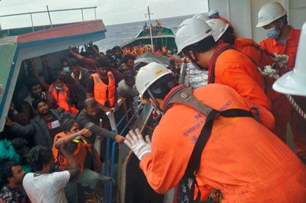 Các công dân nước ngoài gặp nạn đã được đưa sang tàu Helios Leader (quốc tịch Nhật Bản) an toàn.