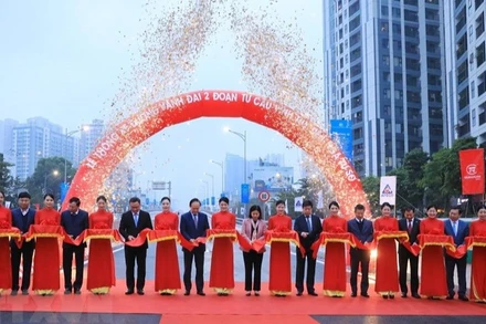 Các đại biểu cắt băng khánh thành đường Vành đai 2 trên cao, đoạn cầu Vĩnh Tuy-Ngã Tư Sở.(Ảnh: Tuấn Anh/TTXVN)