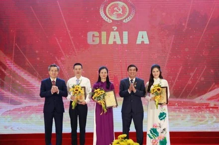 Ban Tổ chức trao giải cho các tác giả, nhóm tác giả đoạt giải A.