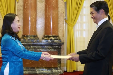 Quyền Chủ tịch nước Võ Thị Ánh Xuân tiếp nhận Quốc thư của Đại sứ Nhật Bản Ito Naok. (Ảnh: Thống Nhất/TTXVN)