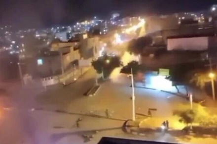 Ảnh chụp từ clip hiển thị khoảnh khắc nổ súng tại một khu chợ ở thành phố Izeh, Iran, ngày 16/11. (Nguồn: The Times of Israel)