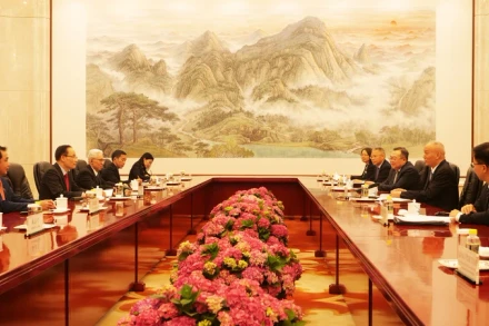 Đồng chí Lê Hoài Trung hội kiến đồng chí Thái Kỳ. 