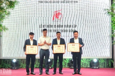 Bí thư thứ nhất Trung ương Đoàn Bùi Quang Huy trao Bằng khen tặng tập thể và các cán bộ Cổng tri thức Thánh Gióng. 