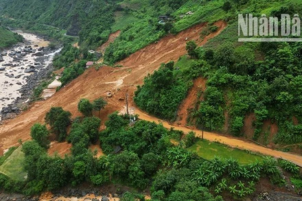 Một điểm sạt lở nghiêm trọng trên tuyến quốc lộ 279D.