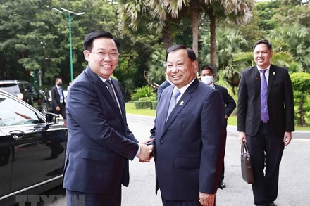 Chủ tịch Thượng viện Campuchia Samdech Say Chhum đón Chủ tịch Quốc hội Vương Đình Huệ. (Ảnh: Doãn Tấn/TTXVN) 