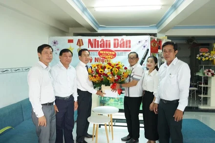 Đồng chí Phạm Văn Hậu, Phó Bí thư Thường trực Tỉnh ủy; Chủ tịch Hội đồng nhân dân tỉnh Ninh Thuận tặng lẵng hoa chúc mừng Văn phòng đại diện Báo Nhân Dân tại Ninh Thuận.